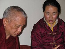 達賴喇嘛尊者在菩提迦耶的時輪金剛法會上,在兩旁眾多仁波切喇嘛群中獨出現一位女性修行者坐在前面,威儀不凡,原來聽說是一位真實空行母的示現...