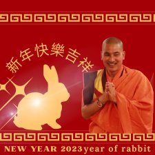 仁波切在不丹祝福大家新年快樂，健康平安吉祥如意。也希望2023年能在台灣與大家見面。