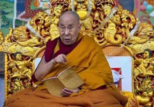 尊者達賴喇嘛於3月3日指示，此次新型冠狀病毒的危害，極為兇猛，請多誦持吉祥天母咒達十萬遍。